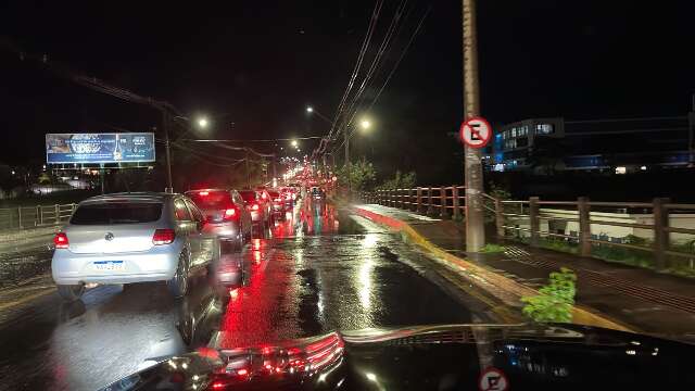 Lentid&atilde;o e congestionamento em clima chuvoso pegam motoristas de surpresa 