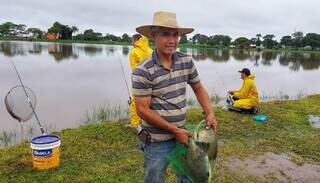 Pescador mostra dois pacus fisgados hoje no lago do Parque Antenor Martins. (Foto: Divulgação)