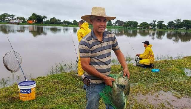 Sem Festa do Peixe, prefeitura libera pesca em lago até domingo de Páscoa