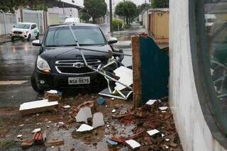 Ap&oacute;s noite de briga com esposa, condutor perde controle de carro e bate em muro