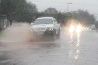 Chuva forte registrada na Rua Jerônimo de Albuquerque, no Nova Lima. (Foto: Marcos Maluf)