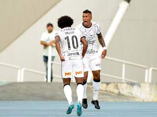 Willian e Paulinho celebram gol contra o Botafogo no fim de semana. (Foto: Divulgação)