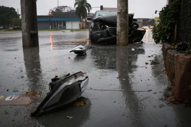 Embriagado, motorista perde controle e colide carro em poste  