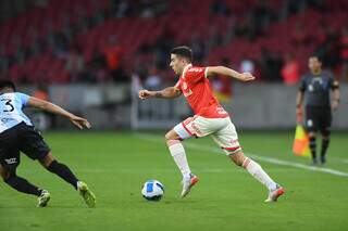 Lance do duelo desta noite (14). (Foto: Ricardo Duarte/Internacional)