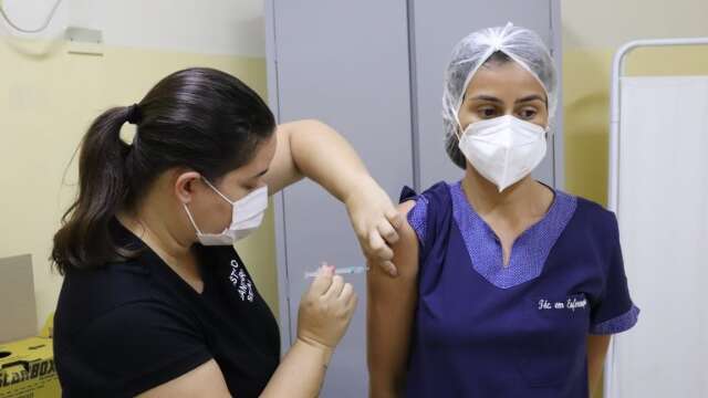 Seleta e 6 unidades de saúde vacinam hoje contra covid e gripe