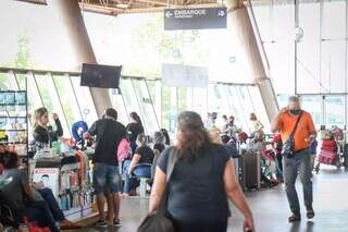 Movimentação de passageiros no Terminal Rodoviário de Campo Grande. (Foto: Henrique Kawaminami)