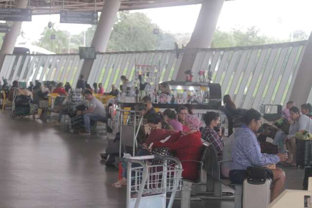 Movimento em rodovi&aacute;ria &eacute; tranquilo, mas passageiros sofrem com espera