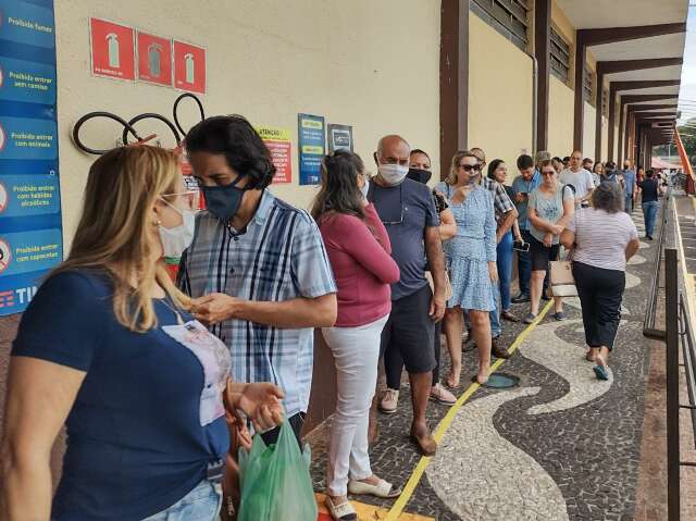 Freguesia triplica e forma longa fila na peixaria do Mercad&atilde;o Municipal 