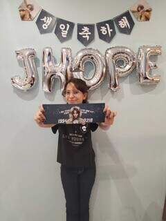 Anne é dona da loja com artigos personalizados de K-pop. (Foto: Arquivo Pessoal)