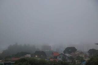 Prédios da região central de Campo Grande somem com neblina desta manhã. (Foto: Henrique Kawaminami)