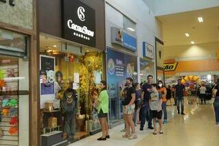 Apesar do questionamento do preço, consumidores marcaram presença em lojas (Foto: Kísie Ainoã)