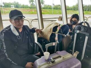 José e Cristina vieram do Peru de ônibus por ser mais em conta.