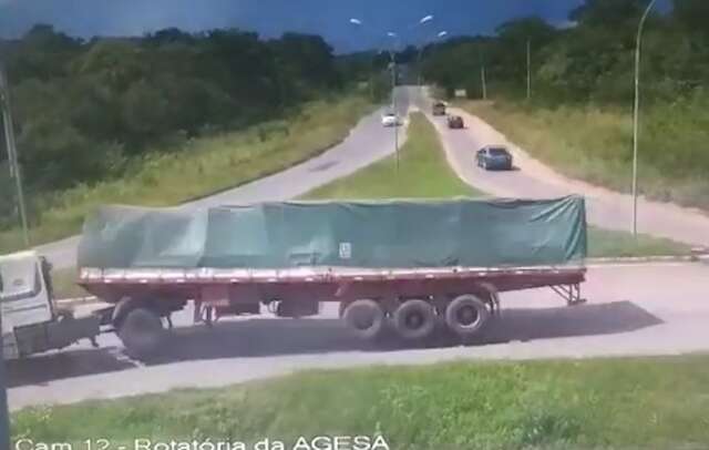 Vídeo mostra momento em que carreta com celulose tomba em rodovia