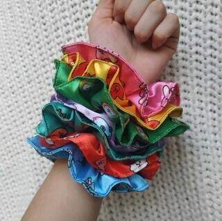 Scrunchies coloridos são vendidos na loja da jovem. (Foto: Arquivo Pessoal)