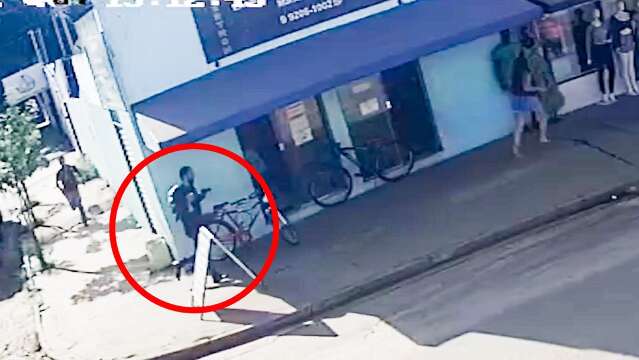 V&iacute;deo mostra atirador apontando para pr&oacute;pria cabe&ccedil;a e para esposa
