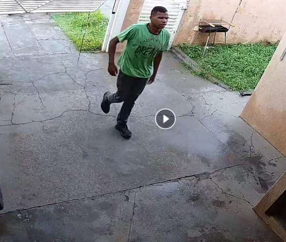 Ladr&atilde;o furta moto de garagem e 2 dias depois volta para invadir casa vizinha