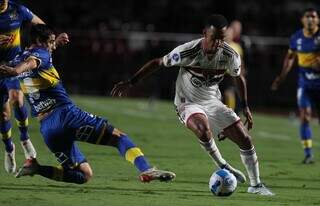 Disputa de bola durante a partida desta noite. (Foto: Rubens Chiri / saopaulofc.net)