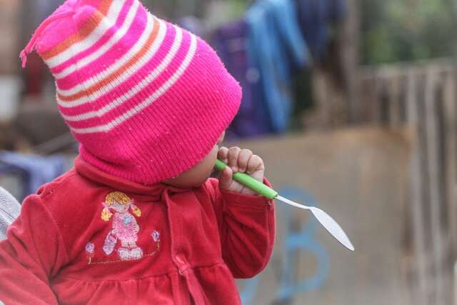 Vizinhas na precariedade, duas m&atilde;es se preocupam com frio e lutam contra pobreza