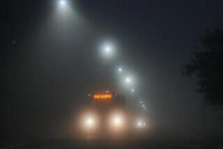 Ônibus com farol alto para escapar da baixa visibilidade provocada pela neblina ainda pela madrugada. (Foto: Henrique Kawaminami)