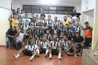 Jogadores do Galo comemoram boa fase no vestiário (Foto: Davi Cenciarelli/Operário FC)