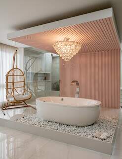 Banheiro tem balanço, lustre e tom cor de rosa como destaques. (Foto: Favaro Jr.)