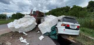 Carro da família atingido pela carga de celulose. (Foto: Diário Corumbaense)