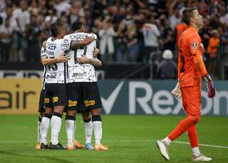 Jogadores do Timão comemorando a vitória desta noite (14). (Foto: Rodrigo Coca/Agência Corinthians)