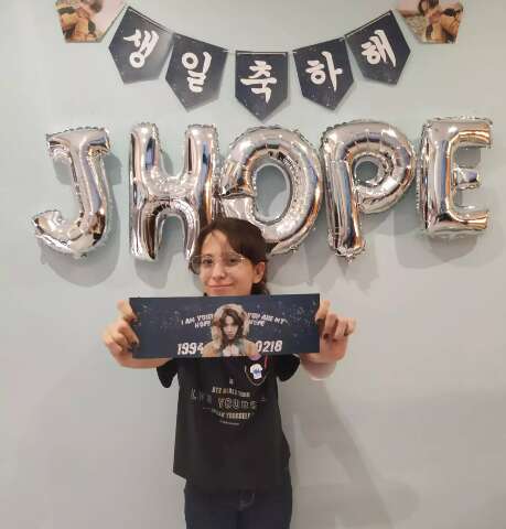 Fã de k-pop desde 2012, Anne criou loja para fazer alegria das armys