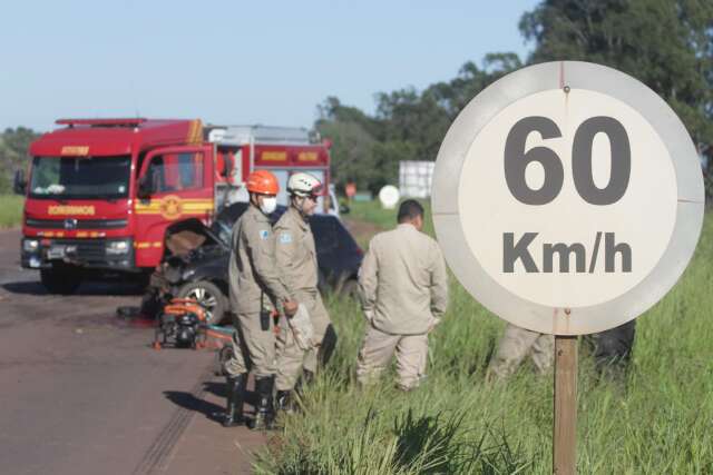 Em acidente com 2 mortes, carro seguia em velocidade superior ao dobro permitido