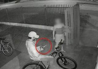 Rapaz armado com faca sai de residencial em Campo Grande. (Foto: Reprodução)