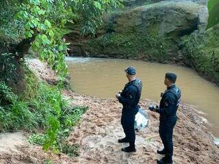 Policiais militares próximo ao corpo, esperando a chegada da perícia. (Foto: Dayene Paz)