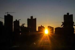 Amanhecer com sol dando as caras por volta das 6h na região central de Campo Grande (Foto: Marcos Maluf) 