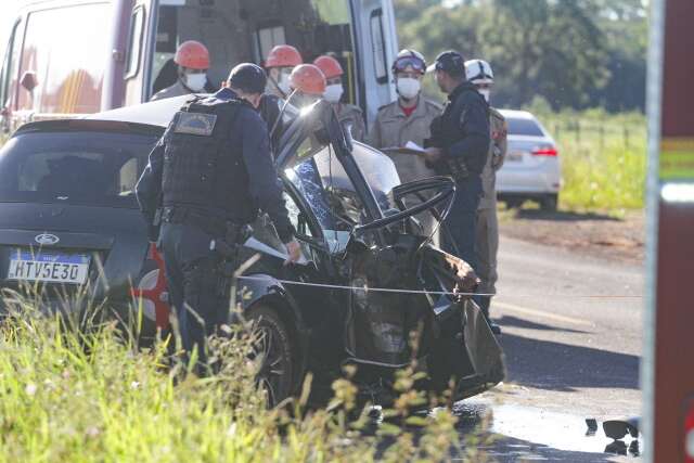 Colis&atilde;o entre SW4 e Ford Ka mata duas pessoas na MS-040 