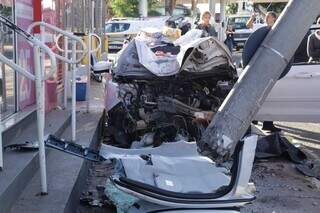 Carro envolvido no acidente ficou com a frente destruída. (Foto: Kísie Ainoã)