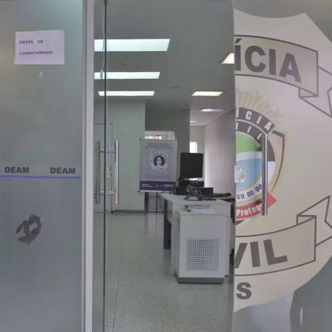 Homem invade casa, mata namorado de ex e esfaqueia mulher 