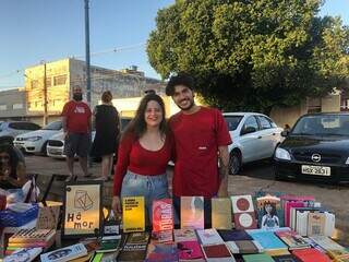 Bianca e Felipe levaram livros do projeto Hámor para a praça. (Foto: Jéssica Fernandes)