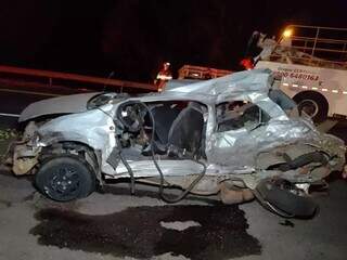 O veículo ficou completamente destruído com a força da colisão. (Foto: Sidney Assis)