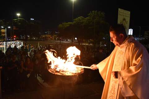 Fiéis lotam santuário em vigília para celebrar a ressurreição de Jesus Cristo