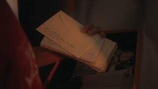 Cena mostra momento que Joventino encontra a carta. (Foto: Reprodução/ GloboPlay)