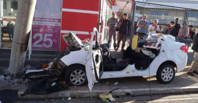 Carro bate em poste, 1 pessoa morre e 6 ficam feridas na J&uacute;lio de Castilho