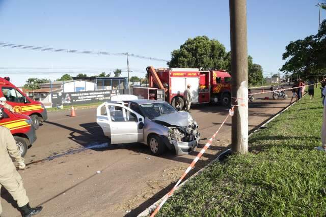 Pneu estoura, motorista perde o controle e carro bate em poste