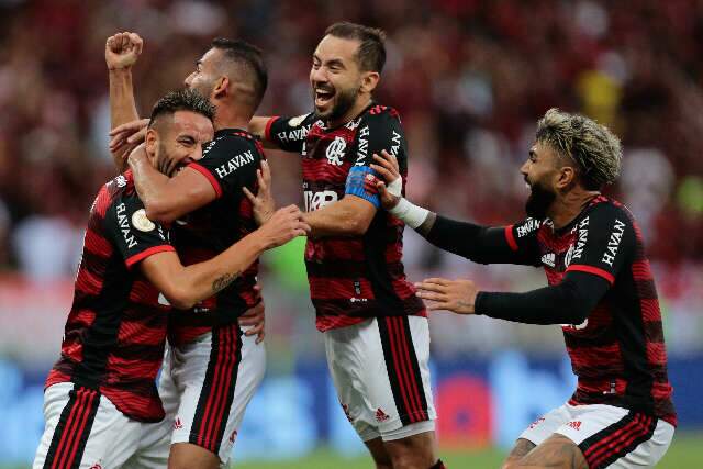 Empurrado por 50 mil torcedores, Flamengo goleia S&atilde;o Paulo no Maracan&atilde; 