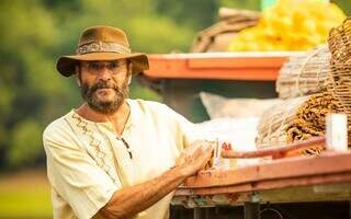 Almir Sater participa do remake da novela Pantanal como o chalaneiro Eugênio. (Foto: TV Globo)