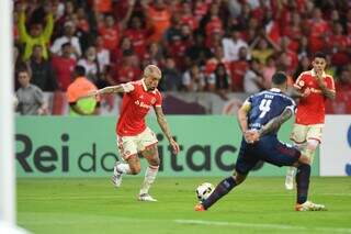 Jogadores em campo durante o duelo desta noite (17). (Foto: Internacional/FC)