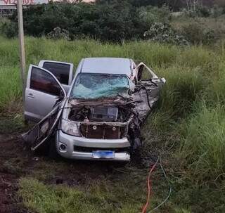 Com o impacto, camionete foi lançada para fora da pista (Foto: Portal Rondon)