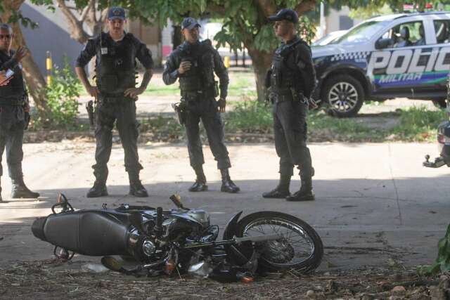 Em fuga, motociclista fica ferido ao arrancar &aacute;rvore de avenida em acidente
