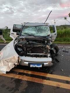 Land Rover ficou no meio da pista e ocupantes não tiveram ferimentos graves (Foto: Portal Rondon)