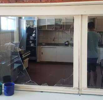 Ladrão é preso em cozinha de escola municipal arrombada na Vila Carvalho