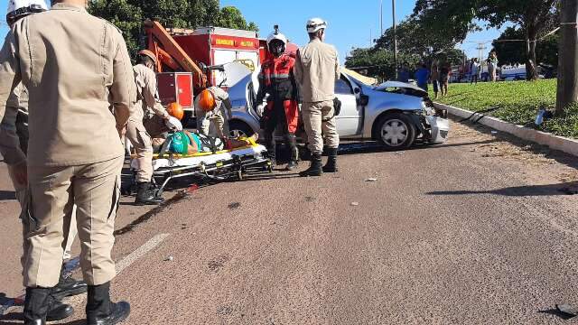 Passageira de 72 anos de carro que bateu em poste morre na Santa Casa