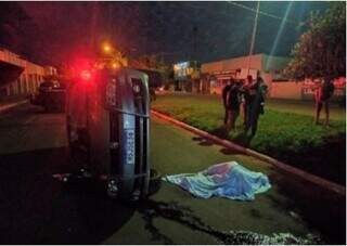 Carro foi levantado para retirar corpo de Antonio (Foto: Tá na Mídia Naviraí)